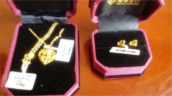 煙臺(tái)華順油氣潤(rùn)滑2015年二季度業(yè)務(wù)啟動(dòng)大會(huì)，華順集團(tuán)董事長(zhǎng)彭總為上季度銷售冠軍頒發(fā)證書、獎(jiǎng)杯、鮮花、各類獎(jiǎng)品