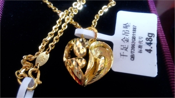 煙臺(tái)華順油氣潤(rùn)滑2015年二季度業(yè)務(wù)啟動(dòng)大會(huì)，華順集團(tuán)董事長(zhǎng)彭總為上季度銷售冠軍頒發(fā)證書、獎(jiǎng)杯、鮮花、各類獎(jiǎng)品