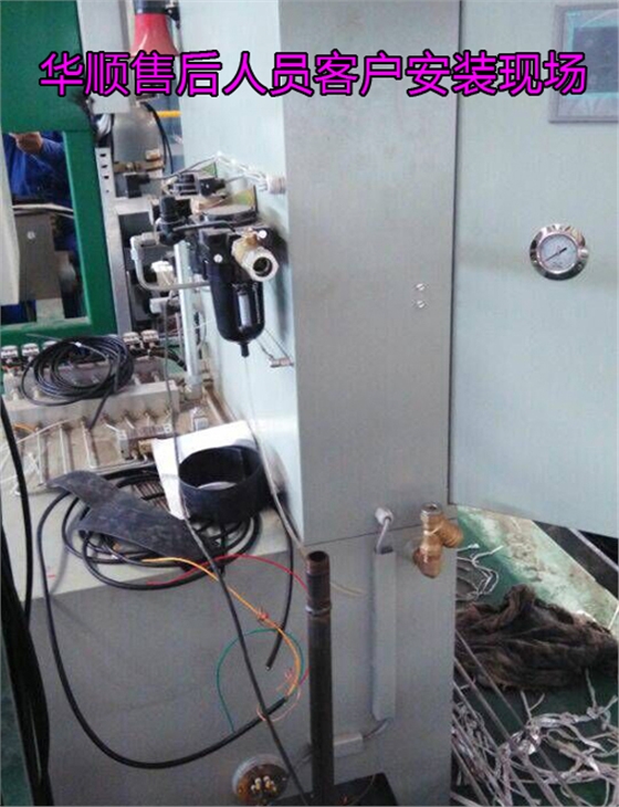 華順油氣潤滑在客戶安裝現(xiàn)場！華順公司可根據(jù)客戶的實際需求完成從現(xiàn)場調研、方案設計、產(chǎn)品生產(chǎn)制造、現(xiàn)場安裝到系統(tǒng)調試的整體交鑰匙工程