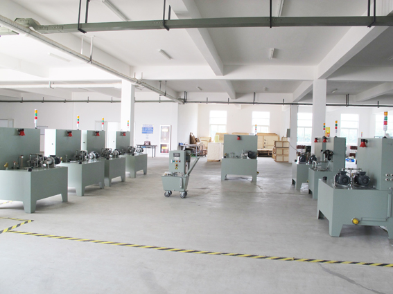 煙臺(tái)華順油氣潤(rùn)滑之車(chē)間產(chǎn)品區(qū)