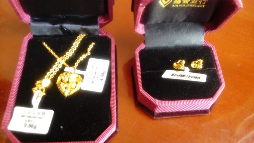 煙臺華順油氣潤滑2015年二季度業(yè)務(wù)啟動大會，華順集團(tuán)董事長彭總為上季度銷售冠軍頒發(fā)證書、獎杯、鮮花、各類獎品