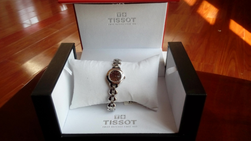 煙臺華順油氣潤滑2015年二季度業(yè)務(wù)啟動大會，華順集團(tuán)董事長彭總為上季度銷售冠軍頒發(fā)證書、獎杯、鮮花、各類獎品