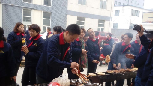 煙臺(tái)華順油氣潤(rùn)滑設(shè)備主要應(yīng)用領(lǐng)域：滾動(dòng)軸承油氣潤(rùn)滑系統(tǒng)天車(chē)油氣潤(rùn)滑系統(tǒng)鏈條油氣潤(rùn)滑系統(tǒng)開(kāi)式齒輪油氣潤(rùn)滑系統(tǒng)礦山機(jī)械油氣潤(rùn)滑系統(tǒng)高速電主軸油氣潤(rùn)滑系統(tǒng)高鐵、輕軌、地鐵輪緣油氣潤(rùn)滑系統(tǒng)