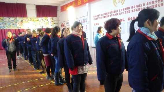 煙臺(tái)華順油氣潤(rùn)滑公司每日早會(huì)現(xiàn)場(chǎng)！和諧華順一家親！煙臺(tái)華順油氣潤(rùn)滑公司的研發(fā)人員已全面系統(tǒng)地掌握了油氣潤(rùn)滑的核心技術(shù)，在國(guó)際先進(jìn)技術(shù)的基礎(chǔ)上，對(duì)油氣潤(rùn)滑系統(tǒng)的關(guān)鍵部件進(jìn)行了20多項(xiàng)優(yōu)化創(chuàng)新