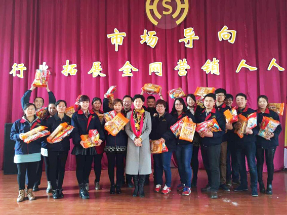 煙臺(tái)華順油氣潤(rùn)滑設(shè)備公司每月早會(huì)都會(huì)評(píng)選一個(gè)冠軍隊(duì)發(fā)放小獎(jiǎng)品哦！煙臺(tái)華順油氣潤(rùn)滑設(shè)備公司自主研發(fā)的油氣集中潤(rùn)滑系統(tǒng)、外置式油氣分配器等七項(xiàng)產(chǎn)品獲得了國(guó)家實(shí)用新型專利，實(shí)現(xiàn)了油氣潤(rùn)滑系統(tǒng)關(guān)鍵部件的國(guó)產(chǎn)化