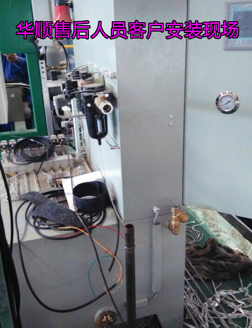 華順油氣潤滑在客戶安裝現(xiàn)場！華順公司可根據(jù)客戶的實(shí)際需求完成從現(xiàn)場調(diào)研、方案設(shè)計(jì)、產(chǎn)品生產(chǎn)制造、現(xiàn)場安裝到系統(tǒng)調(diào)試的整體交鑰匙工程