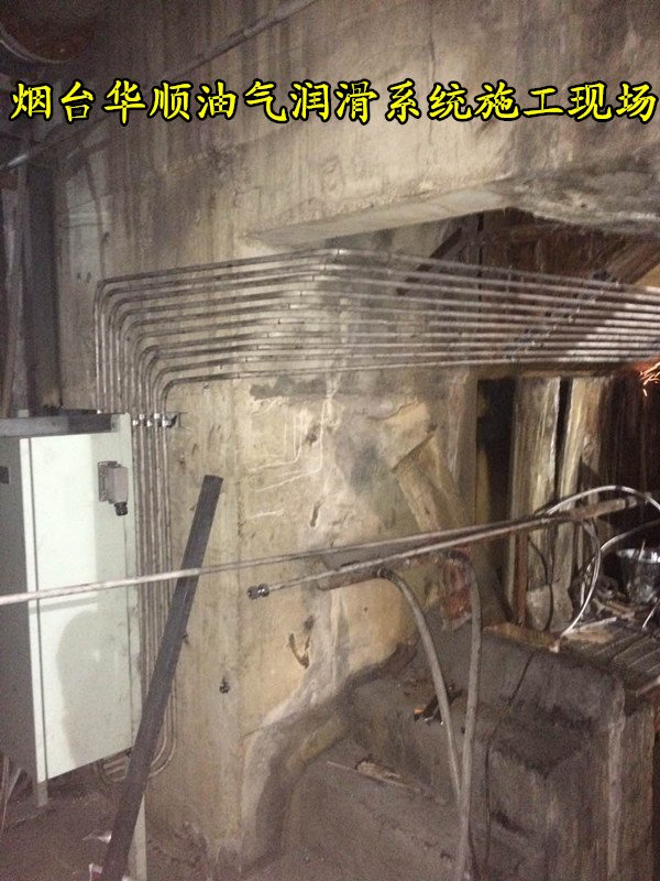 對萊鋼集團100噸圓坯連鑄機進行油氣改造，現(xiàn)場火熱施工中